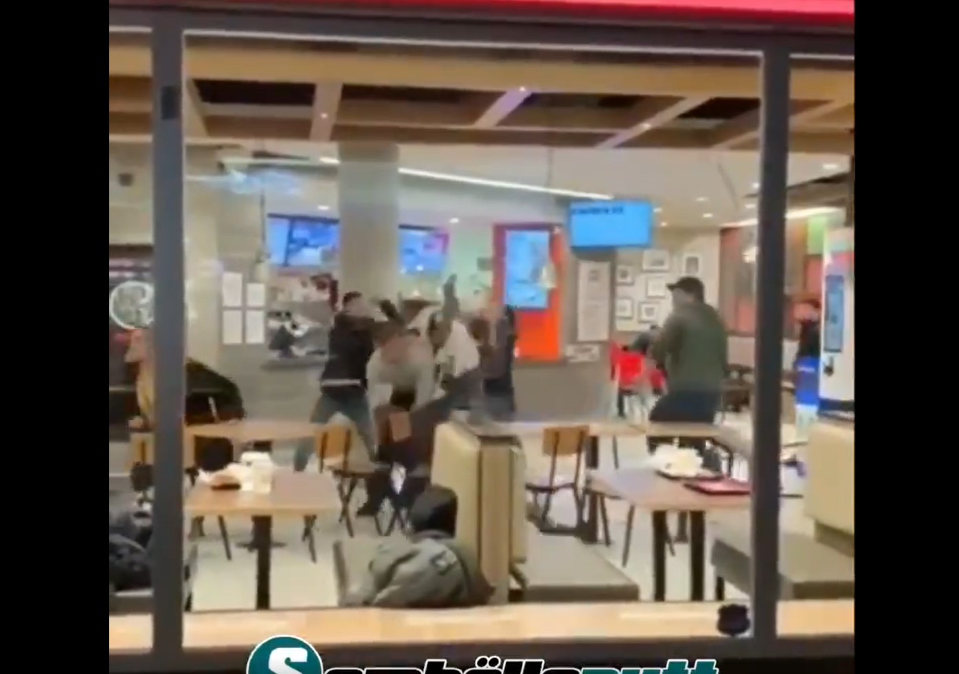 Suède : des migrants insultent des employés du Burger King puis poignardent les Suédois qui les défendent