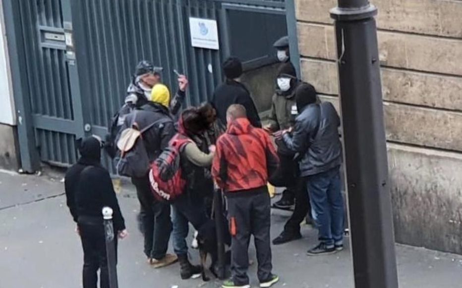 Rue Ambroise-Paré (Xe). Depuis le début de l’épidémie de Covid-19, et la fermeture de plusieurs centres d’accueil, les toxicomanes affluent à proximité de la salle de shoot pour se retrouver et rencontrer les dealers. Les riverains sont à bout.