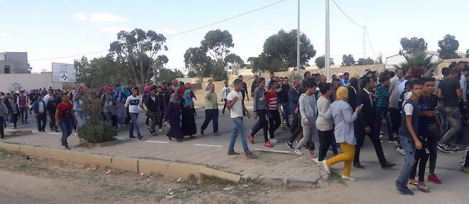 Des Tunisiens manifestant à Bir Ali, à 60 kilomètres à l’ouest de Sfax, contre les événements liés aux migrations avec la responsabilité de la Marine tunisienne.