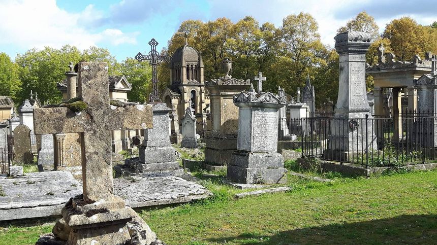 Metz : une cinquantaine de tombes vandalisées au cimetière de l\'Est