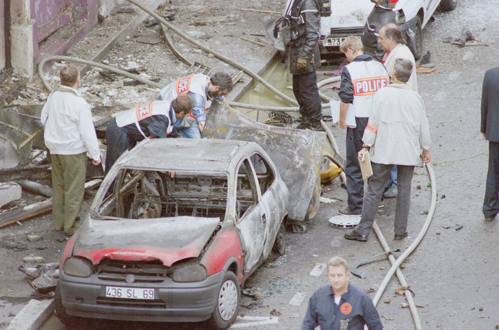 Explosion d’une voiture piégée près d’une école juive  à Villeurbanne (Rhône)  le 7 septembre 1995.
