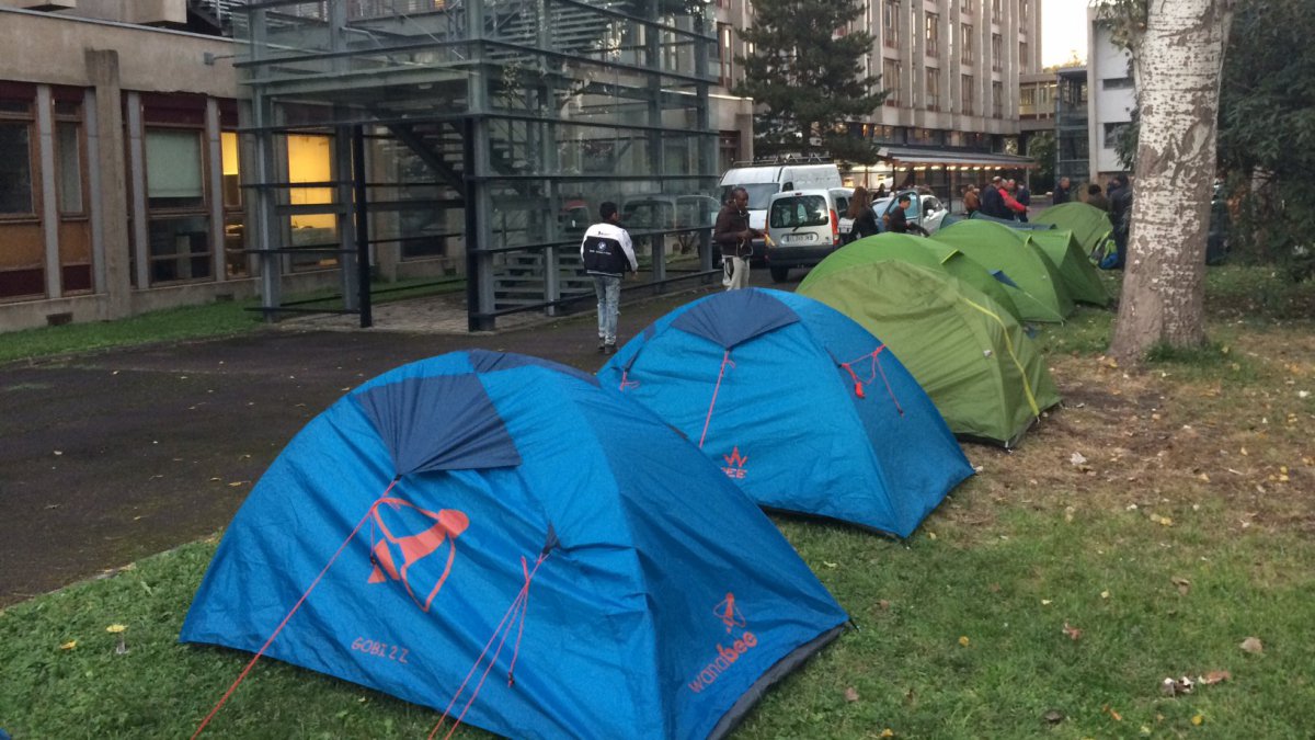 Des migrants installent leur tente à la fac de lettres de Clermont-Ferrand