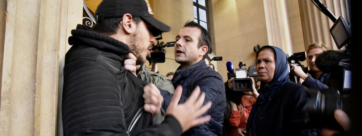 Un homme est éconduit par un officier de sécurité après avoir vivement bousculé Latifa Ibn Ziaten (à droite), jeudi 2 novembre 2017 à Paris.