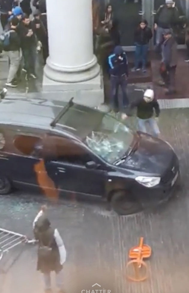 Un rassemblement organisé par une star des réseaux sociaux dégénère à Bruxelles: "La police lutte contre des jets de pierre"