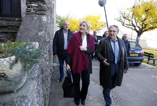 Marine Le Pen et Charles Giacomi, candidat FN aux élections territoriales, à Pruno (Haute-Corse), le 26 novembre.