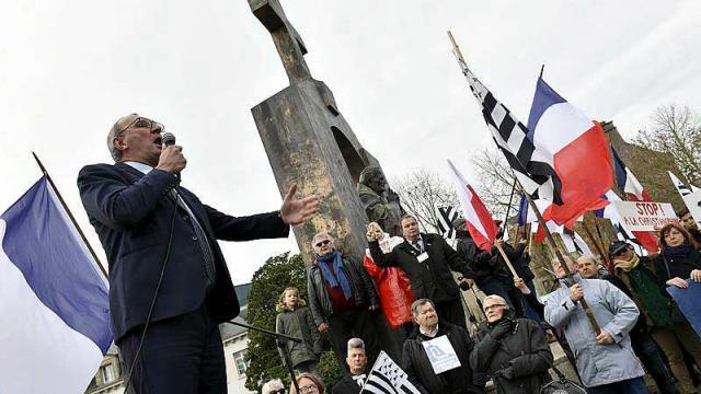 Manifestation pour défendre la croix de la statue de Jean Paul II.