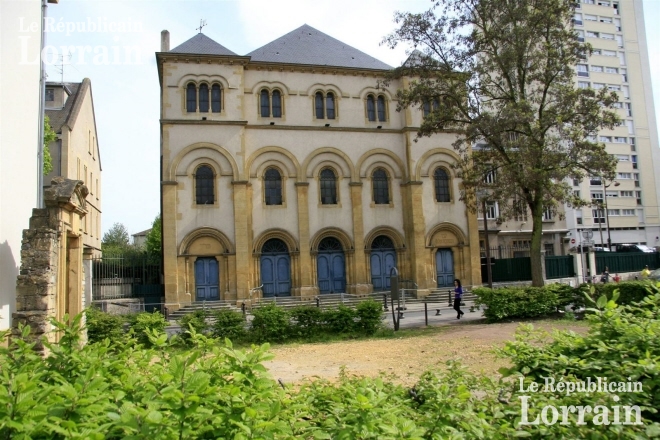 Une partie des faits reprochés aux deux agents municipaux se sont produits devant la synagogue de Metz. Photo archives RL