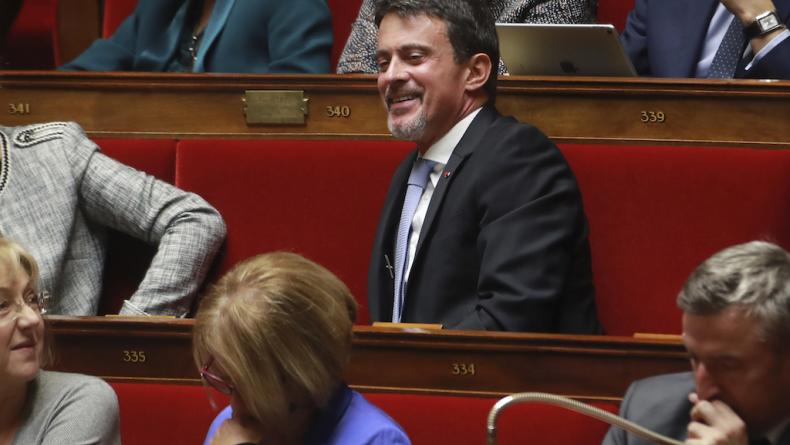 Manuel Valls va pouvoir continuer de siéger à l