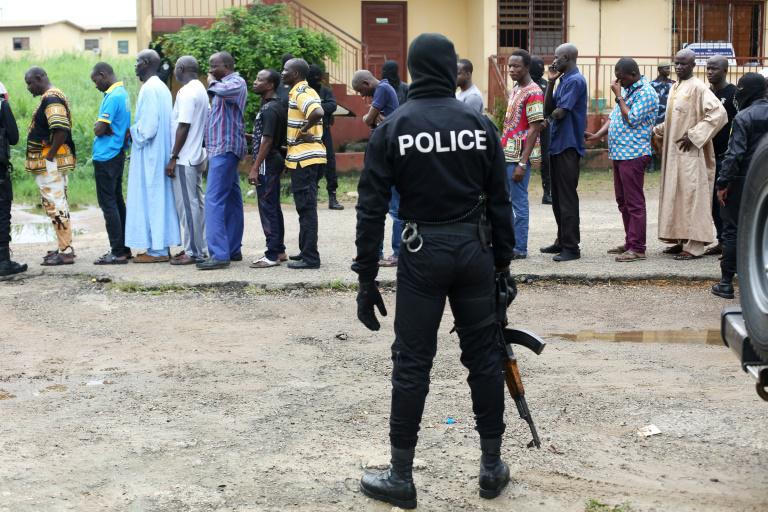Un policier surveille des musulmans à Libreville au Gabon, le 17 décembre 2017