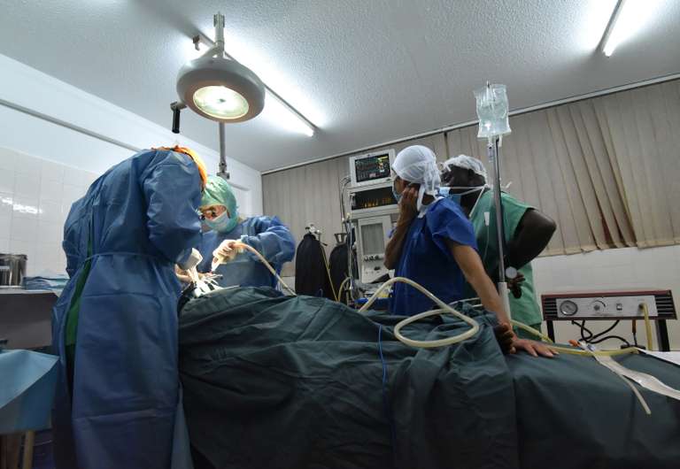 Chirurgie à la clinique privée La Rochelle d’Abidjan en octobre 2017.