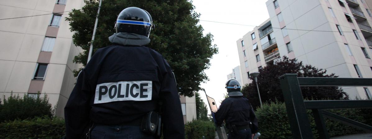 Deux policiers dans la cité des Tarterêts à Corbeil-Essonnes (Essonne), le 6 juin 2011.