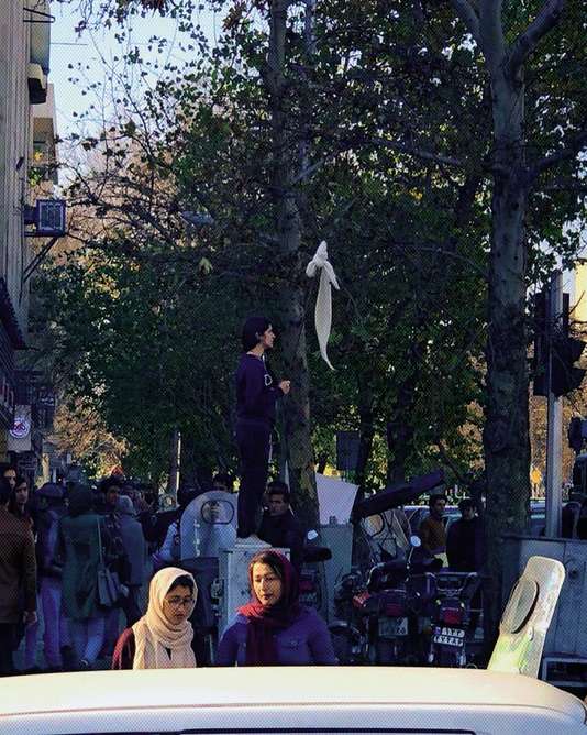 Une jeune femme a ôté son voile blanc, à Téhéran, le 27 décembre. L’action est liée au mouvement « Mercredi blanc » lancé par Mme Alinejad sur les réseaux sociaux pour protester contre les obligations vestimentaires imposées aux femmes en Iran.