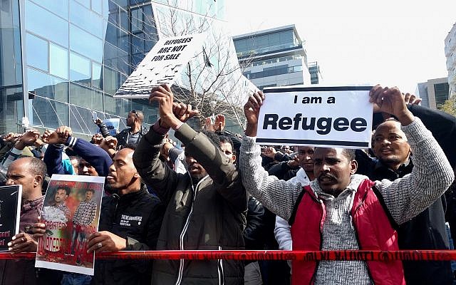 Des manifestants érythréens scandent « Des réfugiés, pas des infiltrés » devant l