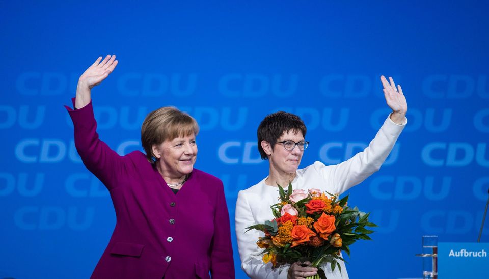 Angela Merkel et Annegret Kramp-Karrenbauer à l’issue du congrès de la CDU, lundi à Berlin.