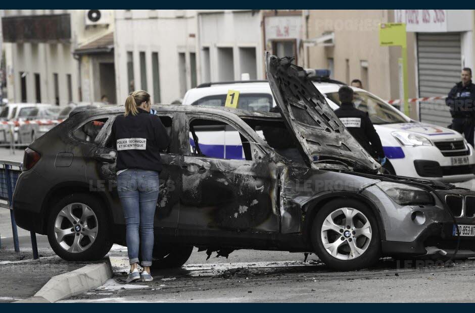 Cette BMW incendiée devait stopper le fourgon lors de l’attaque du 27 septembre dernier à Saint-Chamond. / Photo Yves Salvat