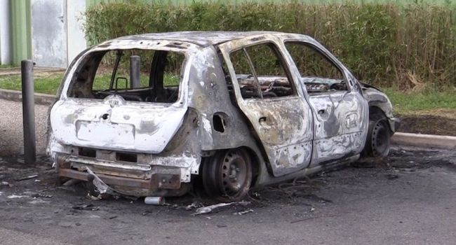 Comme à Toulouse, une voiture a brûlé à Agen, dans la nuit de lundi à mardi./ Photo DDM