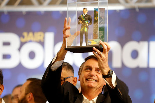 Jair Bolsonaro montre une poupée à son effigie lors d’un meeting à Curitiba, le 29?mars 2018.