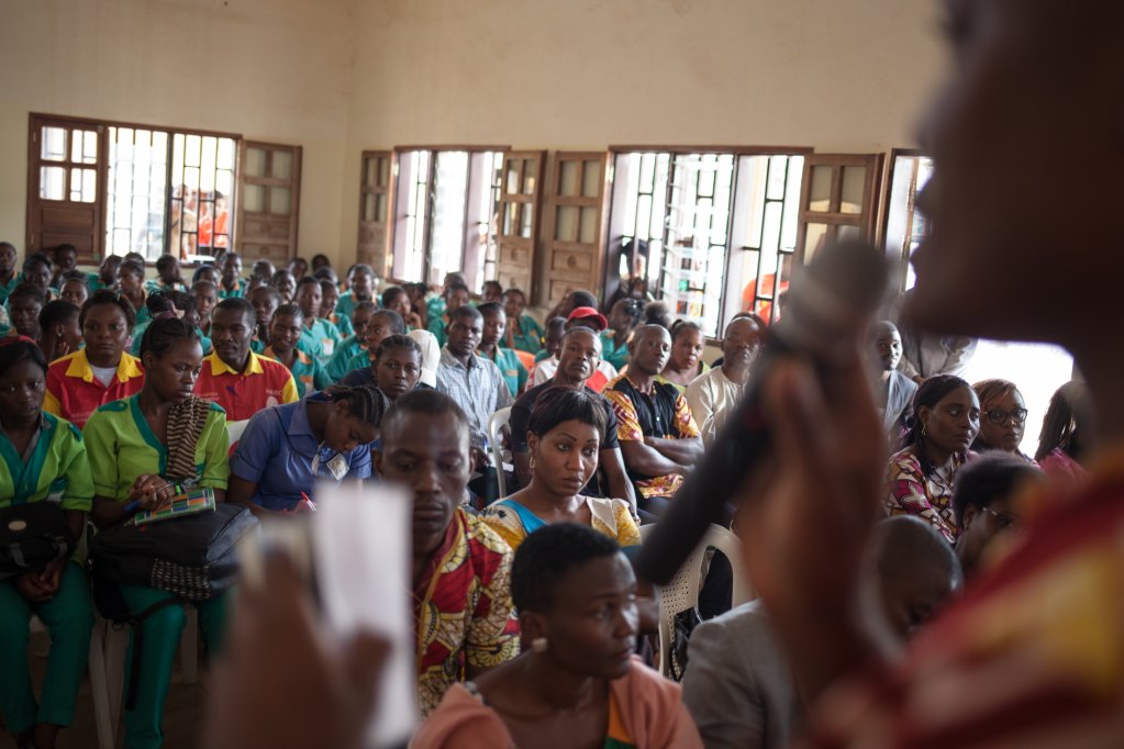 Environ 200 jeunes étaient présents pour la réunion éducative organisée à Yaoundé le 25 avril 2018. Crédit : Adrienne Surprenant/ Collectif Item