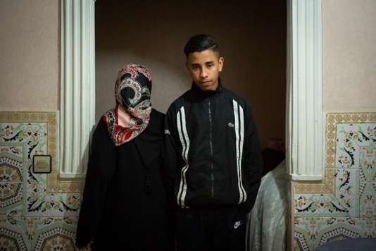 Pour Adam, 16 ans, à coté de sa mère Souad, à Tanger, le 2 mai : « Tout ce que je sais, c’est que là-bas [en Europe], il y a de l’espoir. »