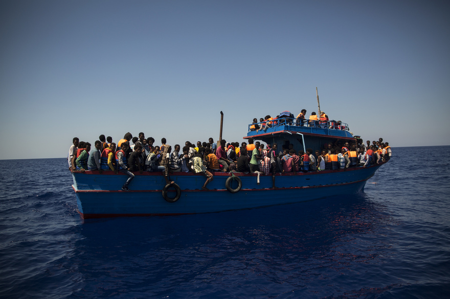 Un bateau de fortune transportant des migrants en Méditerranée en août 2018 (archives)