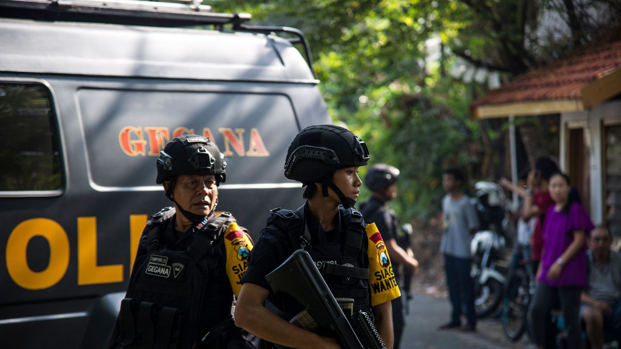 Des policiers indonésiens patrouillent à l