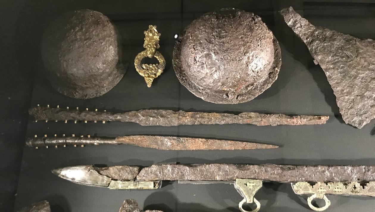 On a longtemps cru que ces objets appartenaient à un homme, un guerrier viking. Des chercheurs ont récemment analysé les fragments d’os retrouvés dans la tombe. Ils appartiennent à une femme.