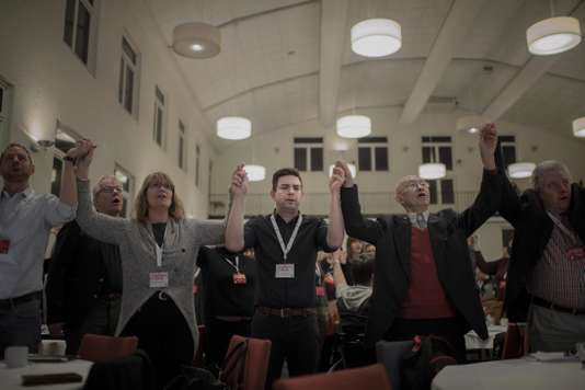 Jimmy Jansson (au centre) et des membres du Parti social-démocrate entonnent « l’Internationale », à Eskilstuna (Suède), le 8 avril.