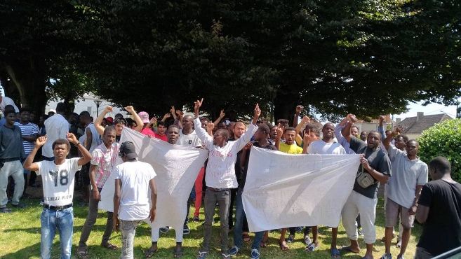Des migrants manifestent devant la gendarmerie de Varennes-sur-Allier pour dénoncer leurs conditions d