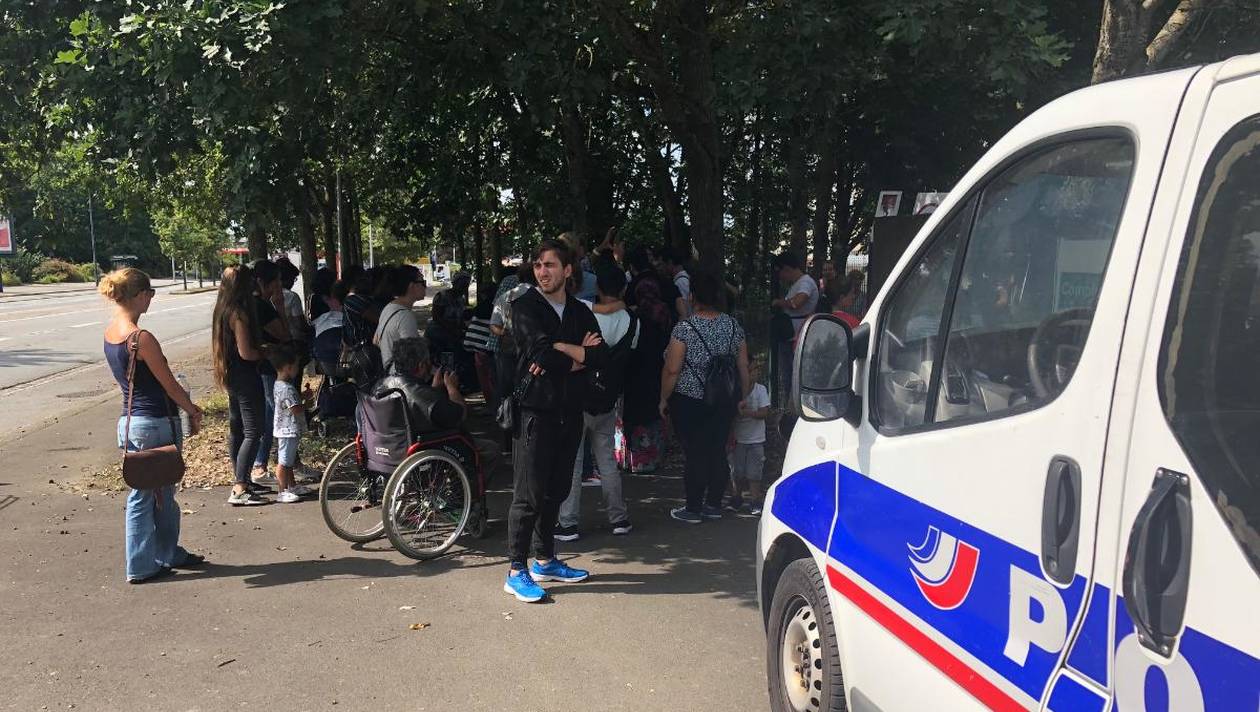 Une cinquantaine de migrants se sont retrouvés devant le complexe sportif du Haut-Sancé, rue de Châteaugiron, au Sud de Rennes, ce lundi après-midi.