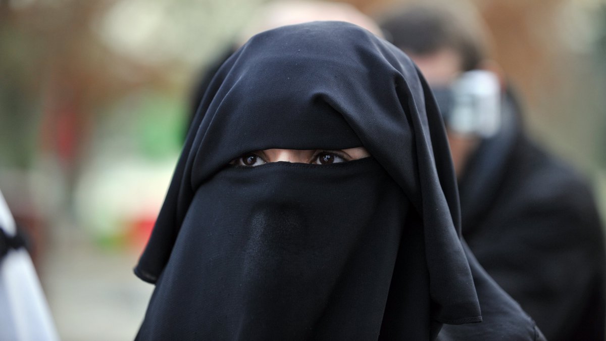 Une femme portant un niqab, Nantes, 2012 / © FRANK PERRY / AFP