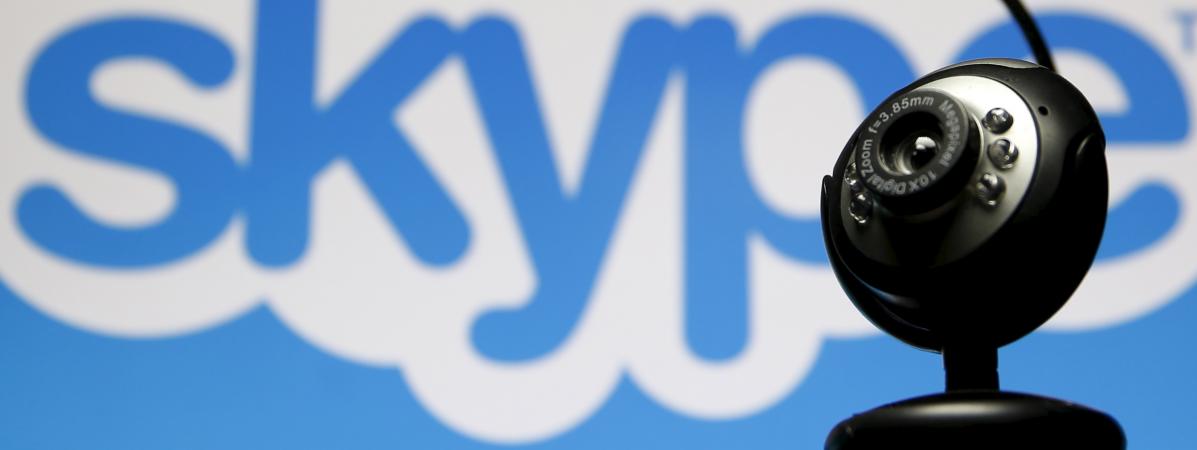 Une webcam devant un logo de Skype, le 26 mai 2015.