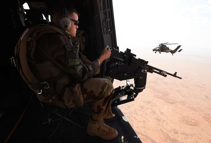 Un soldat français de l’opération « Barkhane » à bord d’un hélicoptère Tigre, au Mali, en 2016.