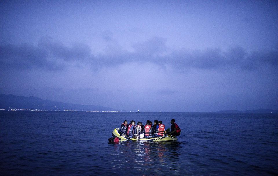 Ces migrants essaient de passer de Turquie en Grèce sur un petit canot de sauvetage, très tôt le matin. C