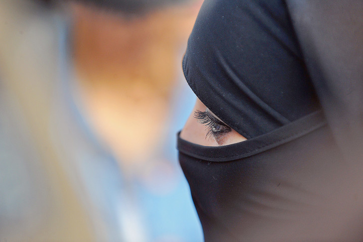 En France, selon la loi de 2010, toute personne habillée d’un voile intégral s’expose à une amende de 150 euros. Ici, une femme en Niqab.