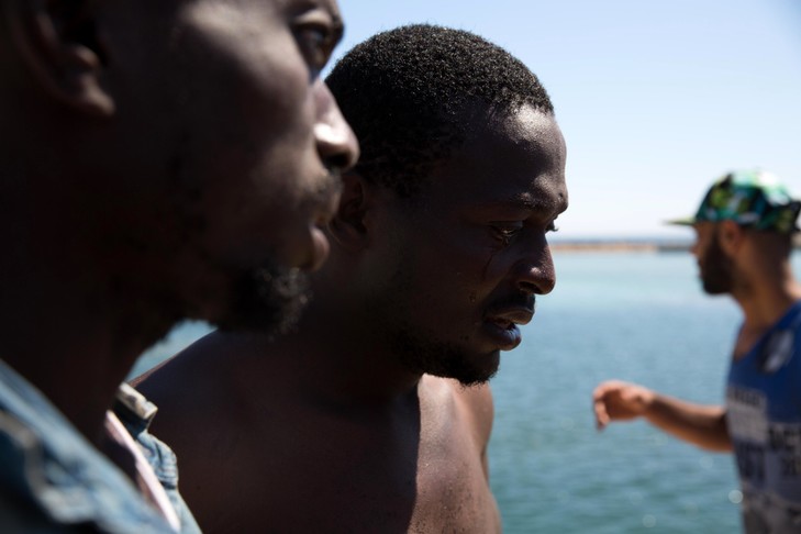 Migrants recueillis par des garde-côtes au large de la Libye.