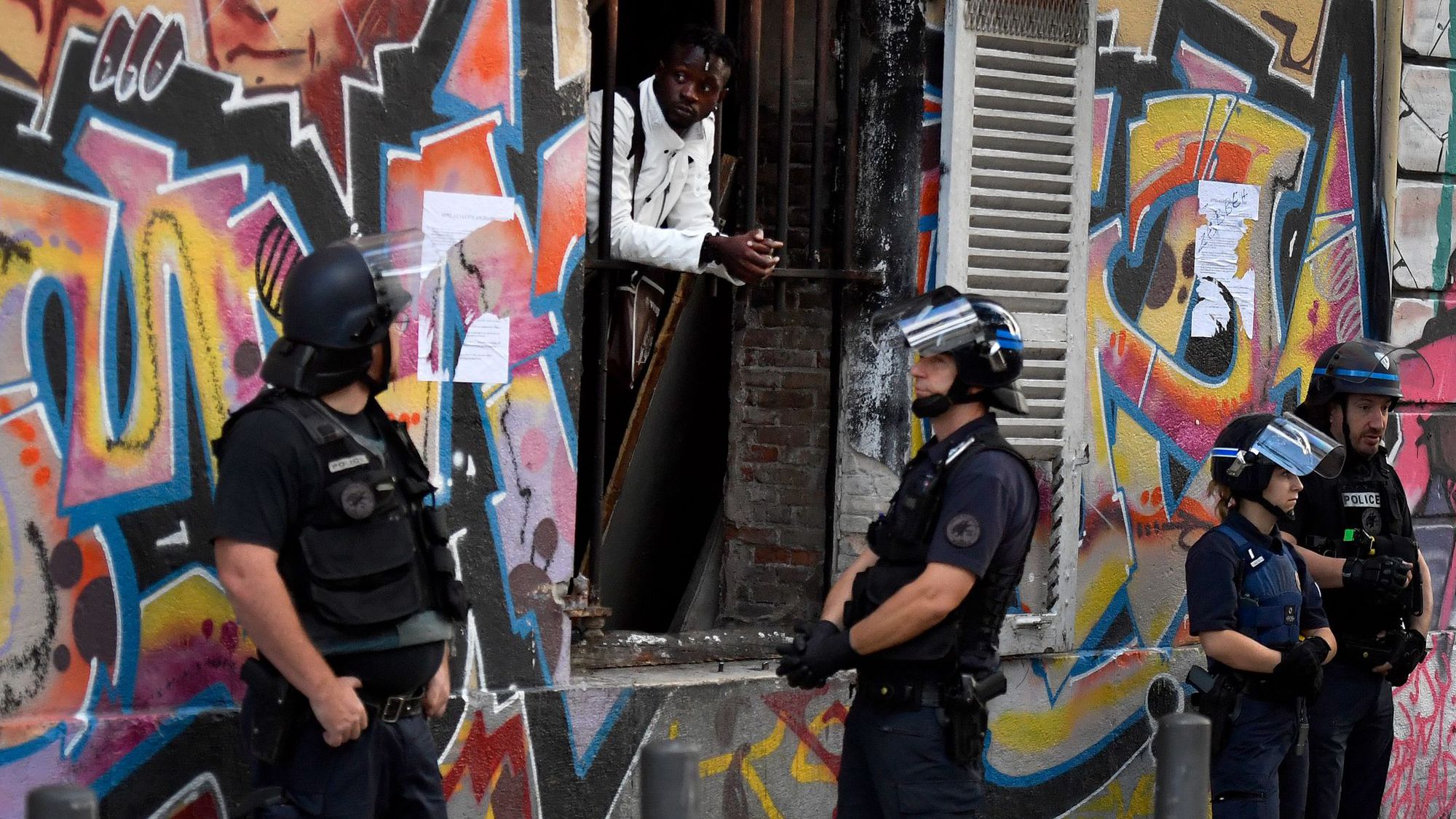 Des policiers en position devant une ancienne caserne militaire occupée depuis plusieurs mois par des migrants, le 8 octobre 2018 à Marseille.