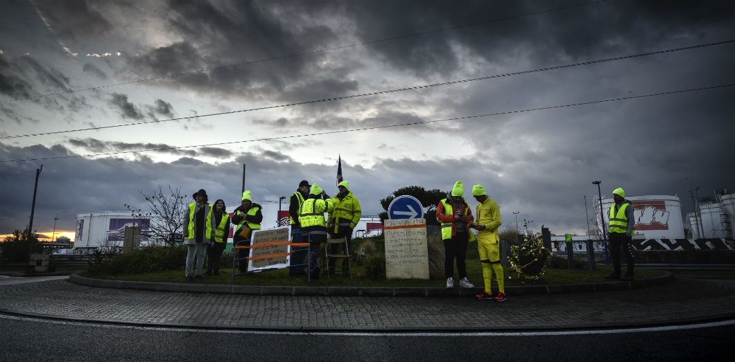 Rassemblement de «gilets jaunes» près de la raffinerie de Feyzin (Rhône), le 17 décembre 2018 | Jean-Philippe Ksiazek / AFP