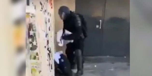 Filmé en train de récupérer des maillots du PSG, le policier a rédigé un procès verbal où il répertorie l