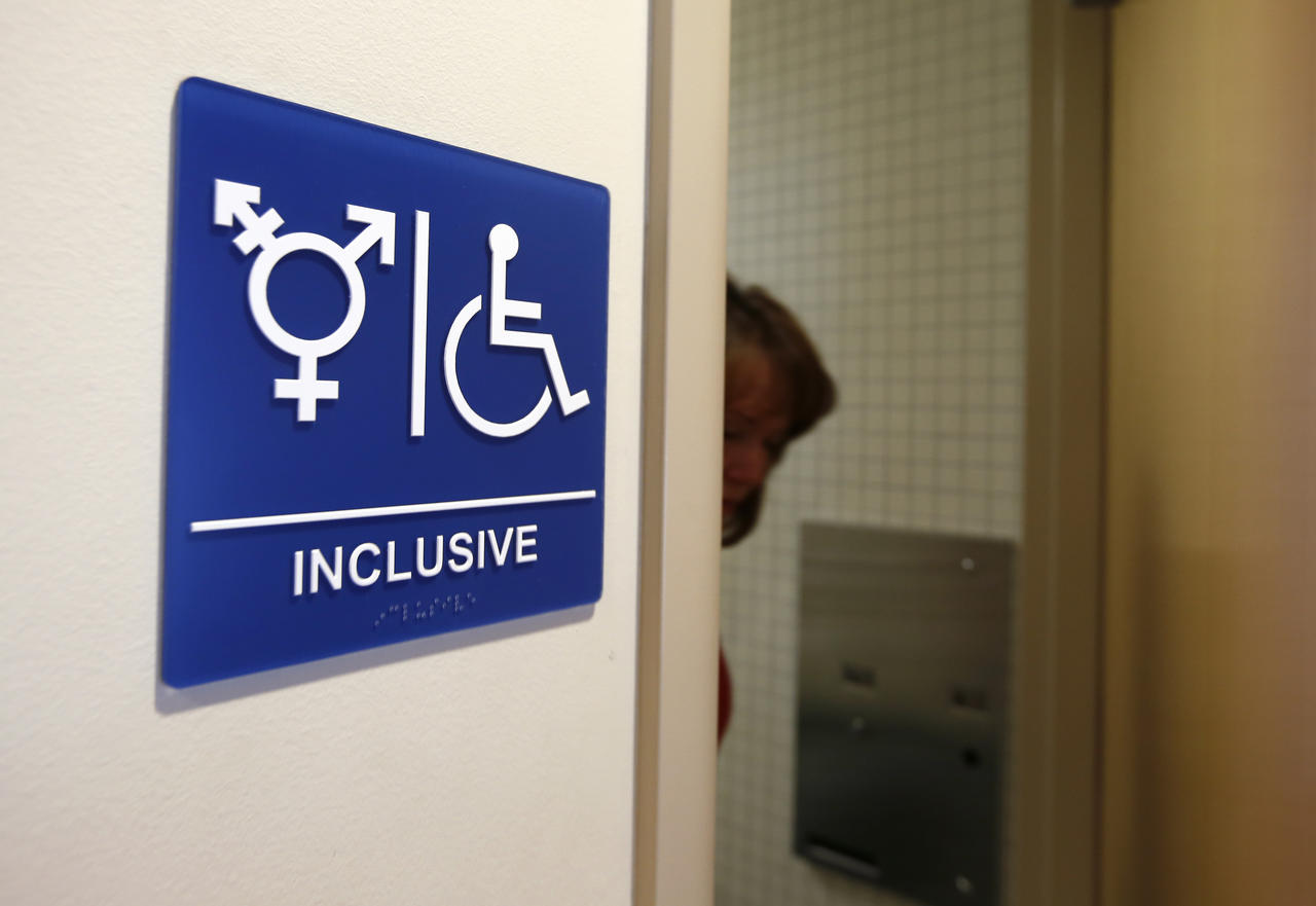 Des toilettes “neutres” et “inclusives” à l’université de Californie à Irvine, le 30 septembre 2014.&nbsp; PHOTO / REUTERS/ LUCY NICHOLSON