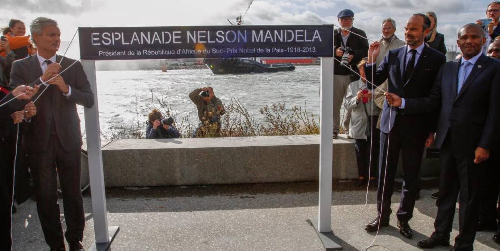 Le Premier ministre Edouard Philippe, ancien maire du Havre à l’origine de la transformation de cette partie de la ville, a dévoilé la plaque Nelson Mandela sur le quai de Southampton, samedi matin (photo Quentin Déhais/PN)