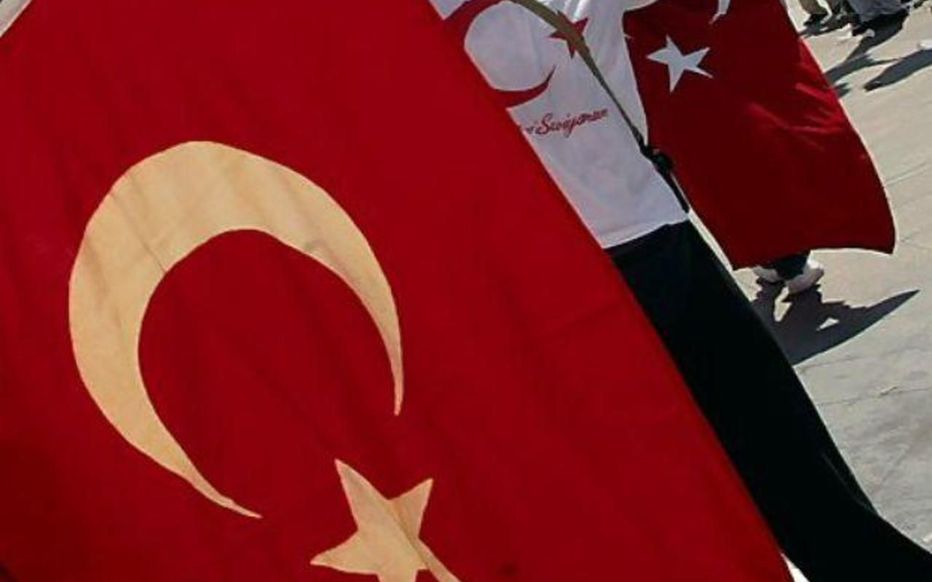 Illustration. Le véhicule attaqué arborait un drapeau turc.