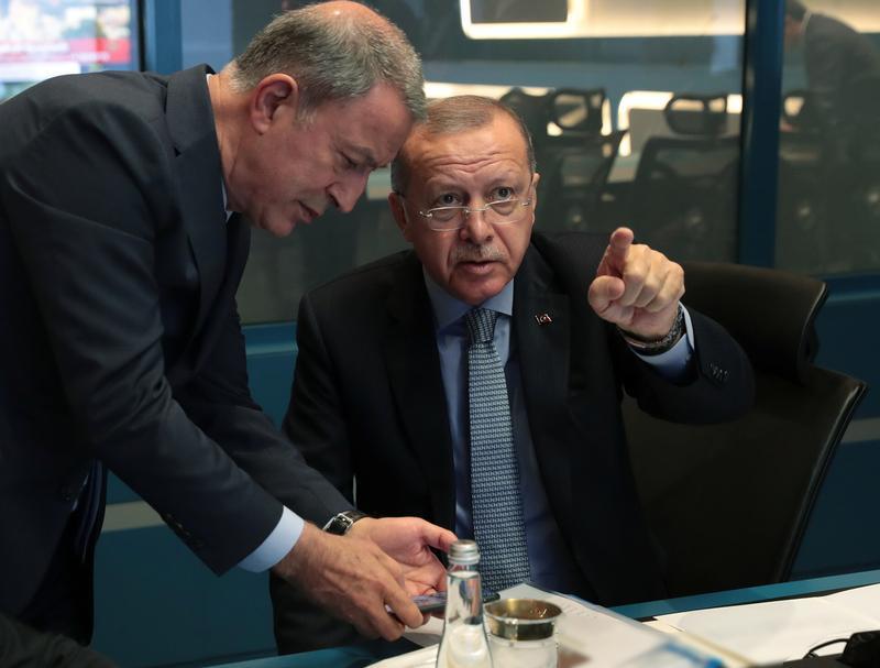 Le président turc Tayyip Erdogan avec son ministre de la Défense Hulusi Akar dans le centre opérationnel d’Ankara, Turquie, le 9 octobre 2019.&nbsp;&nbsp; PHOTO / Murat Cetinmuhurdar / Presidential Press Office via REUTERS