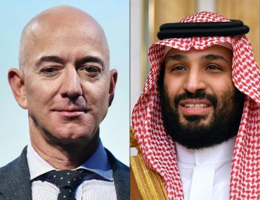 Jeff Bezos, propriétaire du Washington Post, à gauche, et Mohammed ben Salmane, prince héritier d’Arabie saoudite, à droite.&nbsp; MANDEL NGAN / AFP / POOL