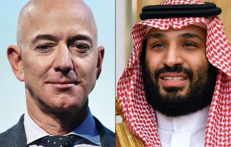 Jeff Bezos, propriétaire du Washington Post, à gauche, et Mohammed ben Salmane, prince héritier d’Arabie saoudite, à droite.&nbsp; MANDEL NGAN / AFP / POOL