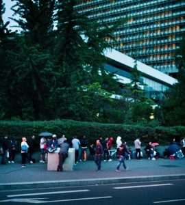 Nanterre, le 8 août 2017. Nuit devant la préfecture de police de Nanterre avec les personnes en attente de renouvellement de leur titre de séjour et autres démarches.