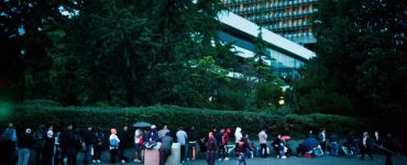 Nanterre, le 8 août 2017. Nuit devant la préfecture de police de Nanterre avec les personnes en attente de renouvellement de leur titre de séjour et autres démarches.