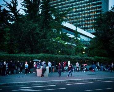 Nanterre, le 8 août 2017. Nuit devant la préfecture de police de Nanterre avec les personnes en attente de renouvellement de leur titre de séjour et autres démarches.