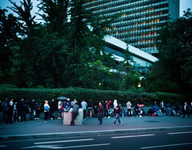 Nanterre, le 8 août 2017. Nuit devant la préfecture de police de Nanterre avec les personnes en attente de renouvellement de leur titre de séjour et autres démarches.