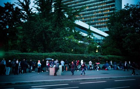 Nanterre, le 8 août 2017. Nuit devant la préfecture de police de Nanterre avec les personnes en attente de renouvellement de leur titre de séjour et autres démarches.