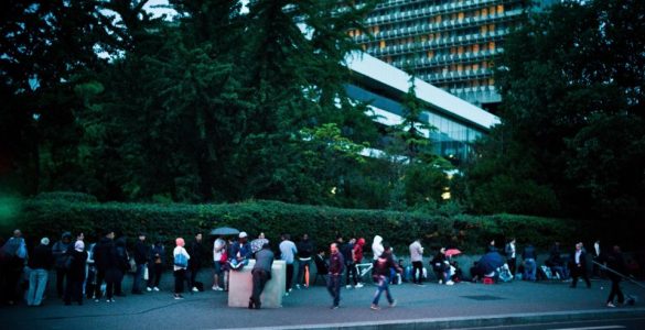 Nanterre, le 8 août 2017. Nuit devant la préfecture de police de Nanterre avec les personnes en attente de renouvellement de leur titre de séjour et autres démarches.